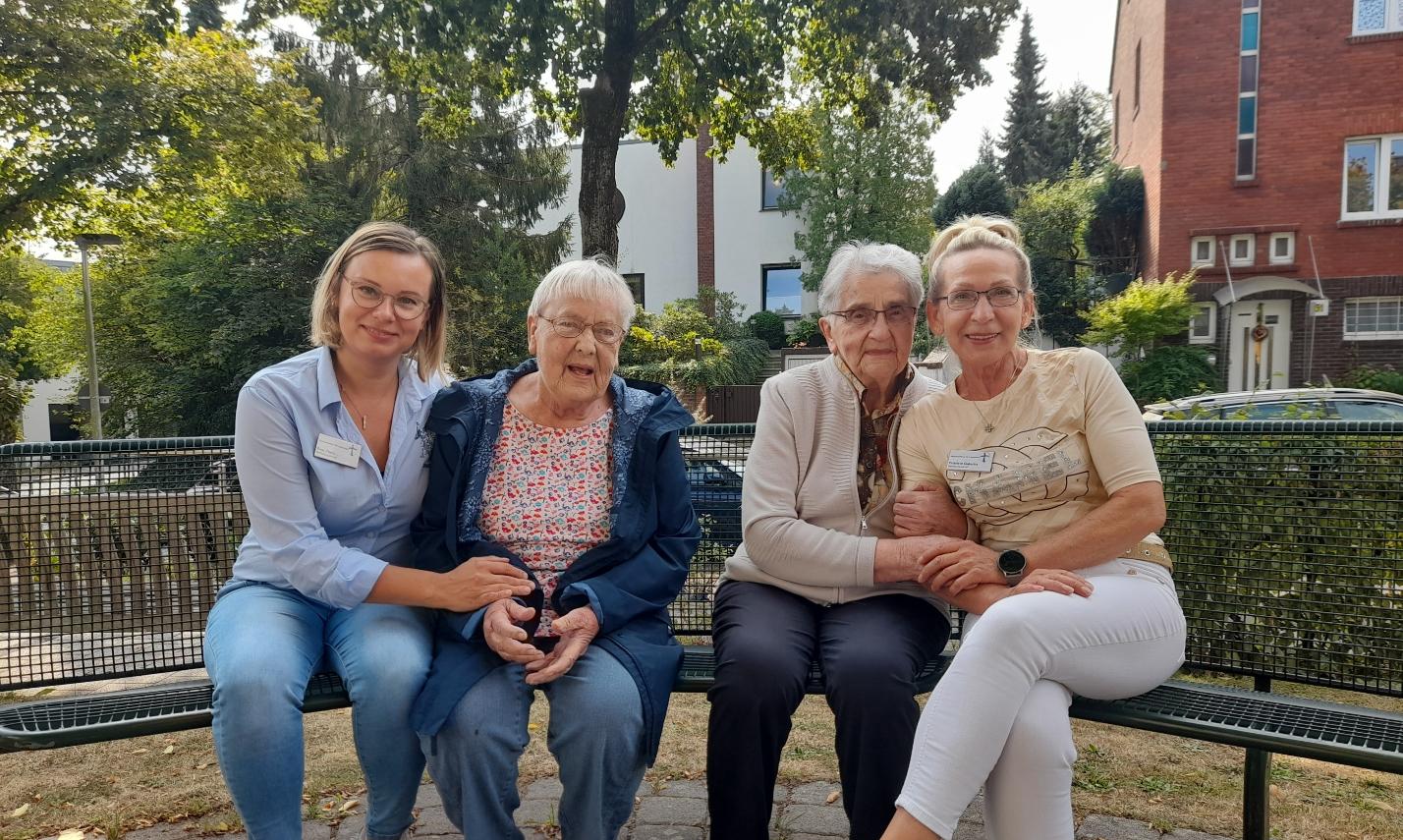 Betreuungskräfte und Bewohnerinnen