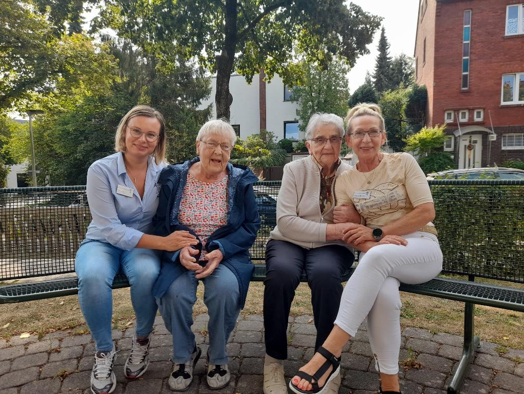 Betreuungskräfte und Bewohnerinnen