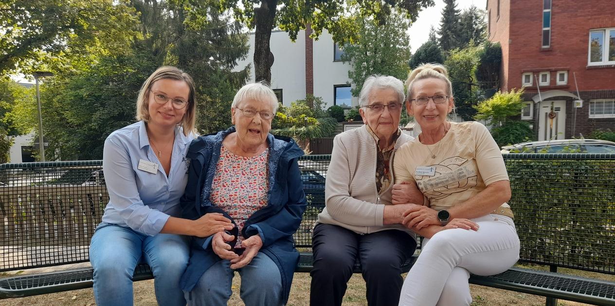 Betreuungskräfte und Bewohnerinnen