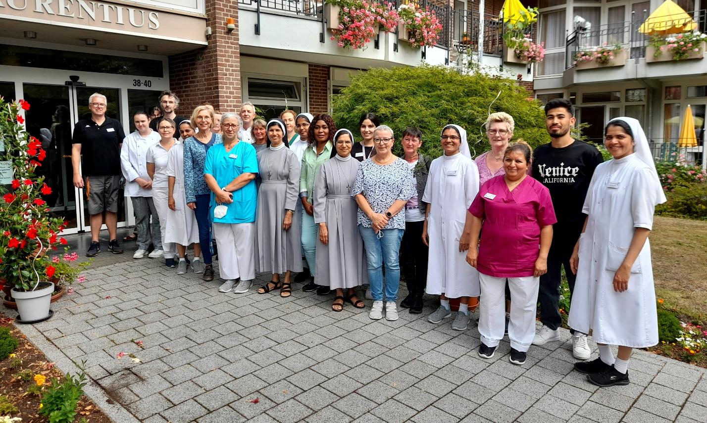Team vor dem Eingang