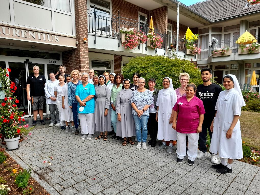 Team vor dem Eingang