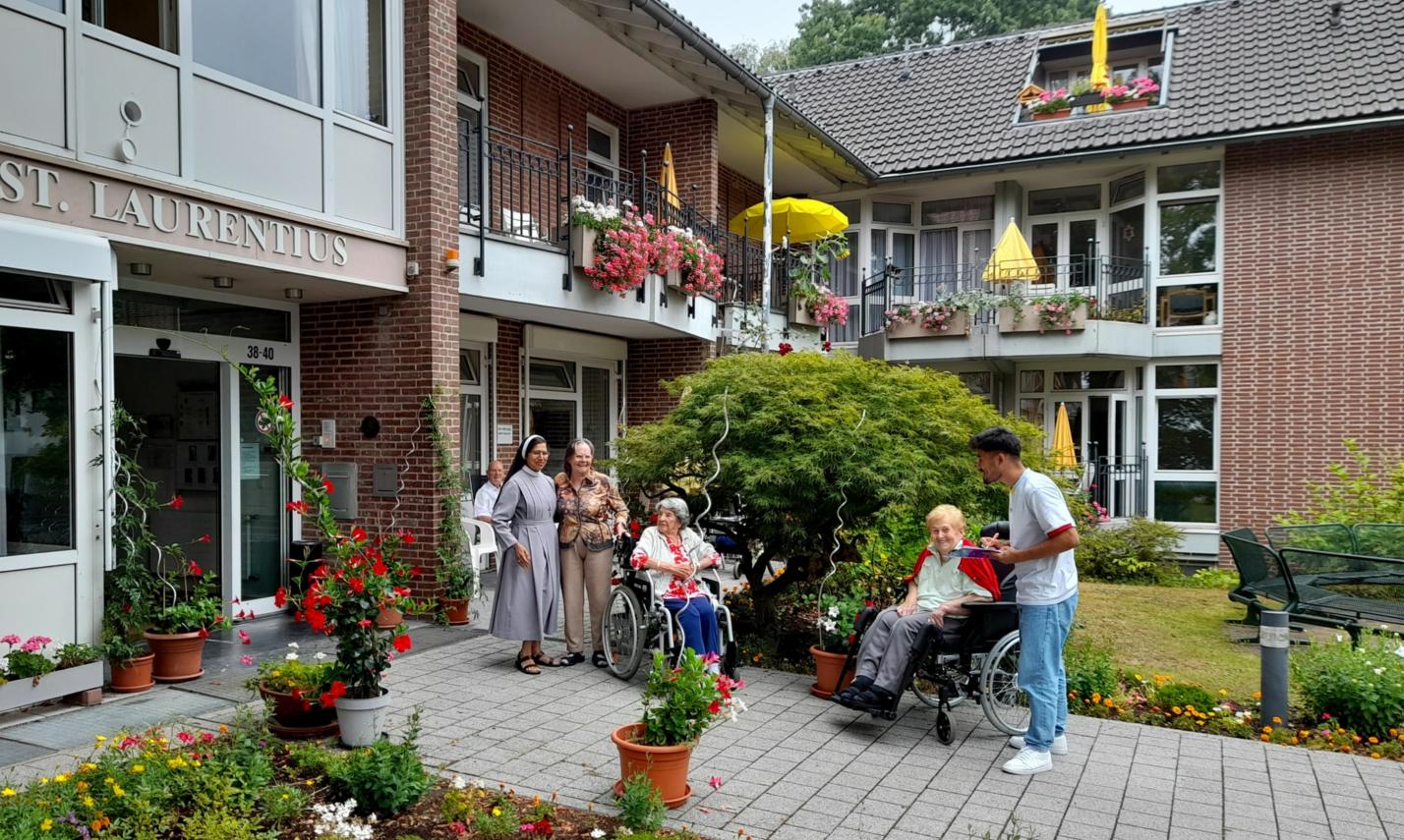 Hauseingang mit Bewohnern