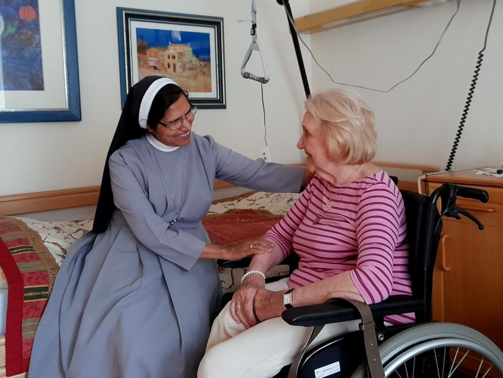 Sr. Carmella mit Bewohnerin