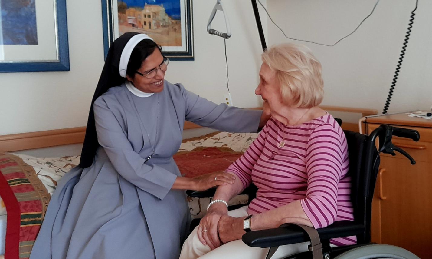 Sr. Carmella mit Bewohnerin