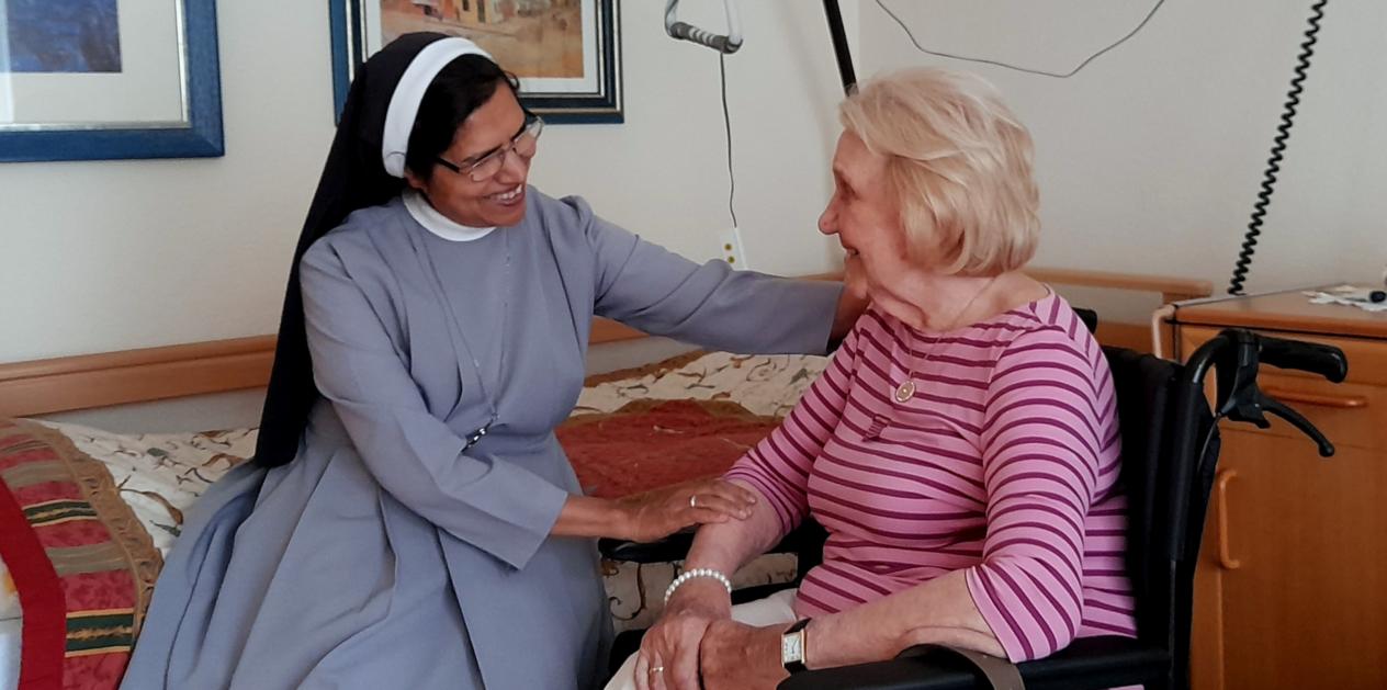 Sr. Carmella mit Bewohnerin